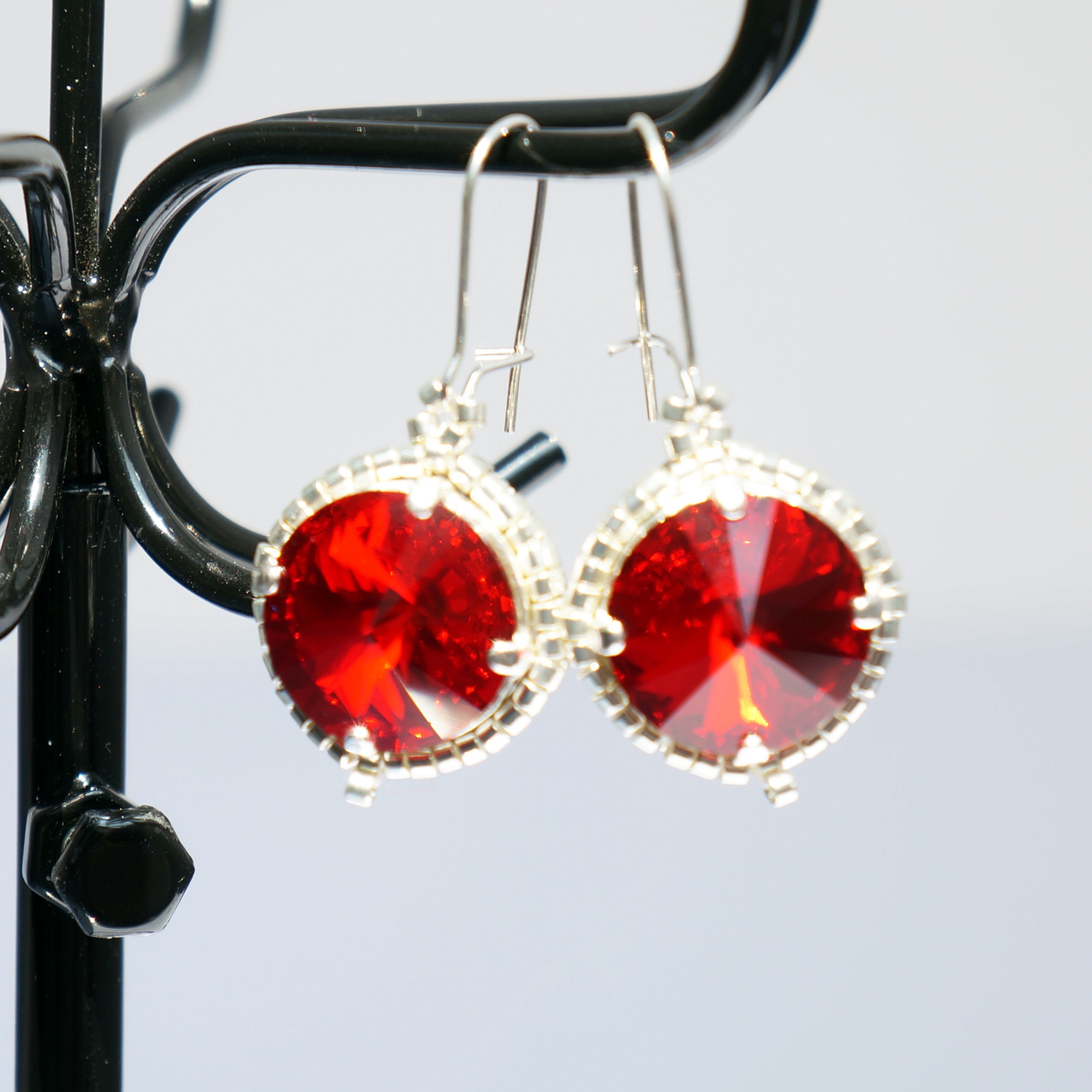 Boucles d oreilles fantaisie rouges et argentées en cristal de Swar