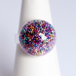 Bague multicolore en micro-perles dans un dôme en verre