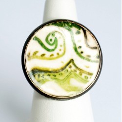 White, green and bronze ring