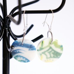 Green and white round earrings