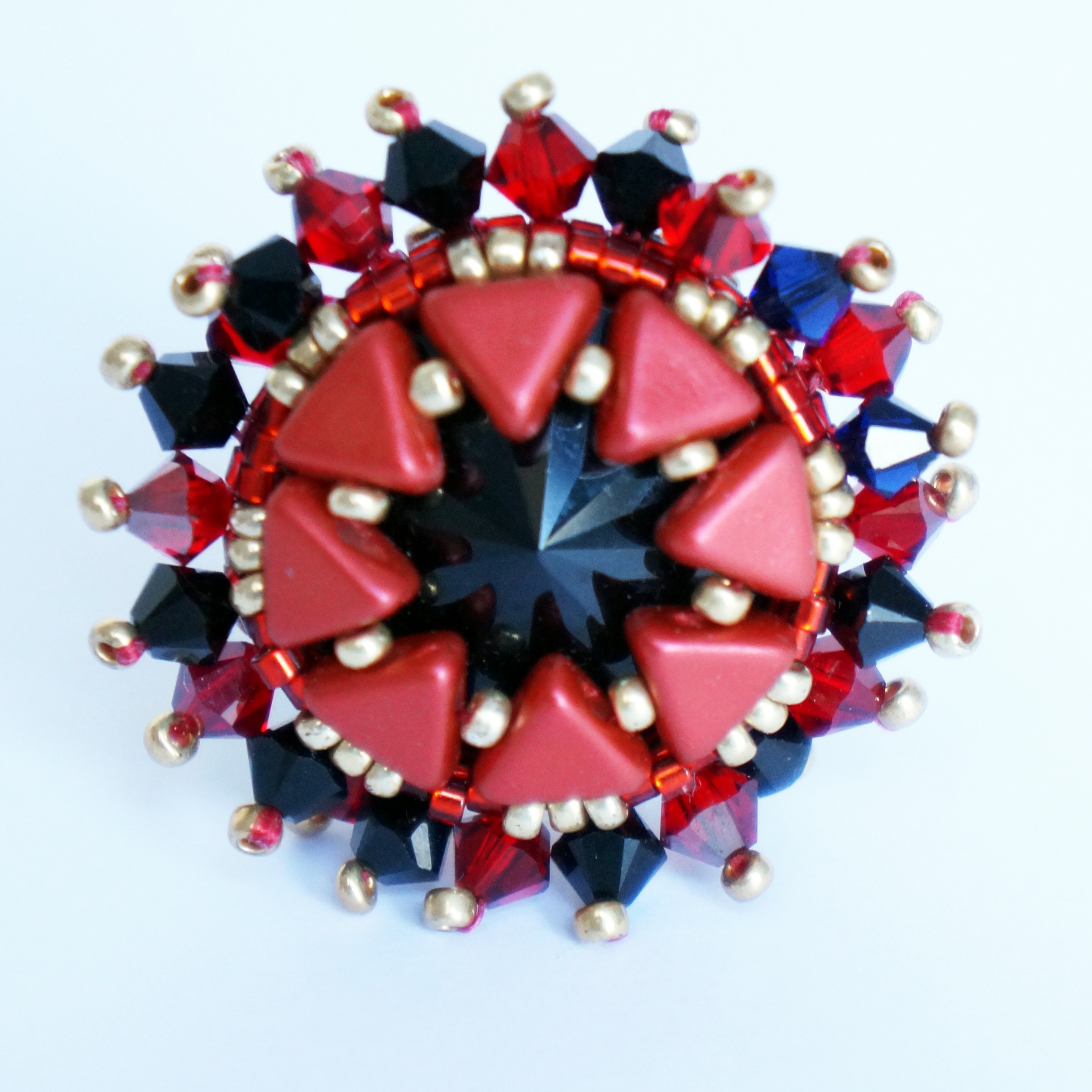 Bague rouge et noire en perles et con ue la main Les Bijoux du