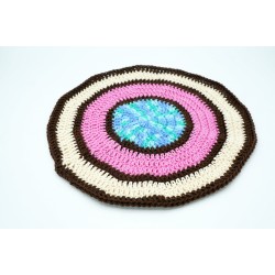 Round doily in marron, beige, pink and blue