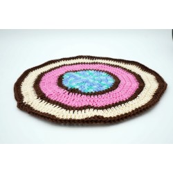 Round doily in marron, beige, pink and blue