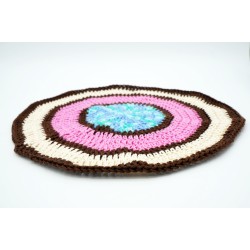 Round doily in marron, beige, pink and blue