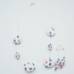 Parure collier et boucles d'oreilles blanc mat, rose et bleu