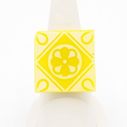 Bague fantaisie carré jaune imitation faïence