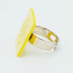 Bague fantaisie carré jaune imitation faïence