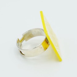 Bague fantaisie carré jaune imitation faïence