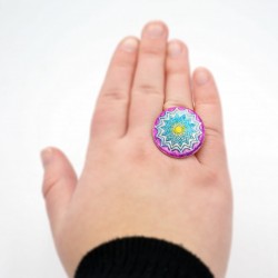 Bague fantaisie avec un mandala jaune, bleu et violet