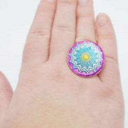 Bague fantaisie avec un mandala jaune, bleu et violet