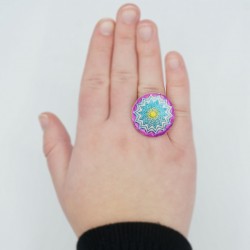 Bague fantaisie avec un mandala jaune, bleu et violet