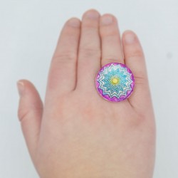 Bague fantaisie avec un mandala jaune, bleu et violet