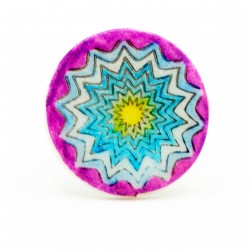 Bague fantaisie avec un mandala jaune, bleu et violet