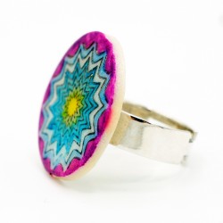 Bague fantaisie avec un mandala jaune, bleu et violet