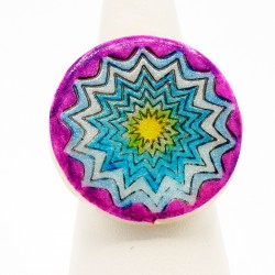 Bague fantaisie avec un mandala jaune, bleu et violet