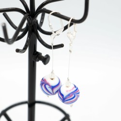 Boucles d'oreilles fantaisie avec perles en verre blanche, bleu et rouge